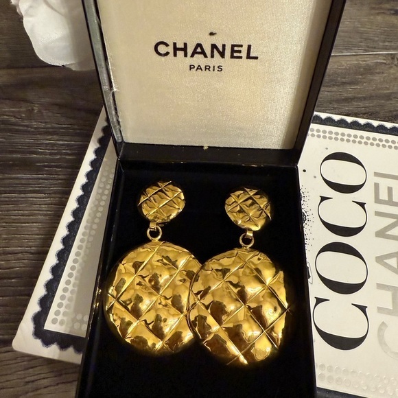 Chanel Vintage Large 1980's Gold Quilted Drop Clip Earrings - Picture 1 of 10
